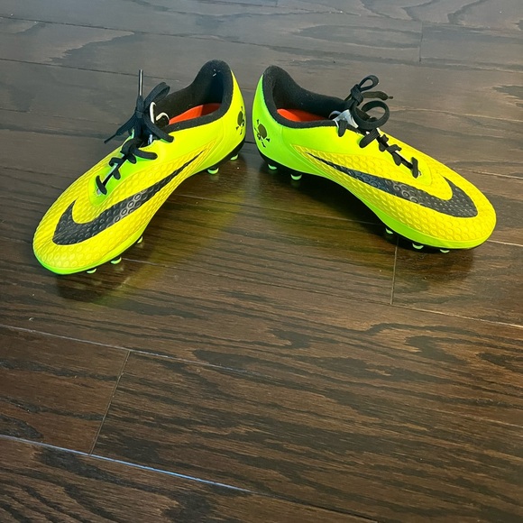 Nike cleats, size 4.5Y, New. - Picture 3 of 5